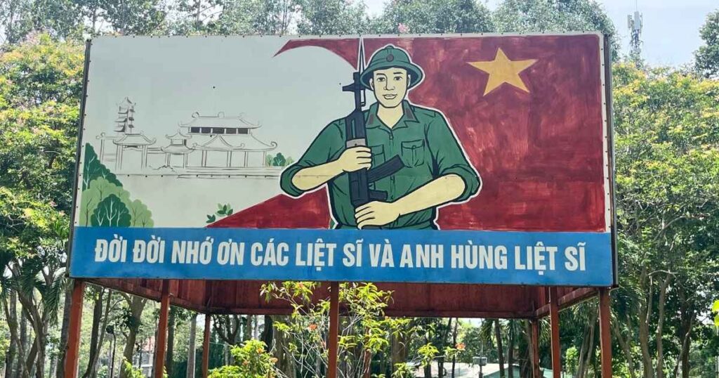 A sign showing a military man that says "Forever grateful to the martyrs and heroic fallen soldiers" in Vietnamese. 